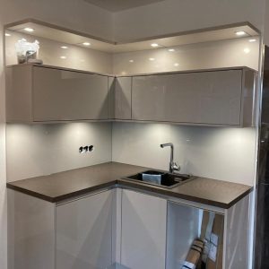 CAM VE MUTFAK ARKA DUVARLARI RAL'E GÖRE KAPLI