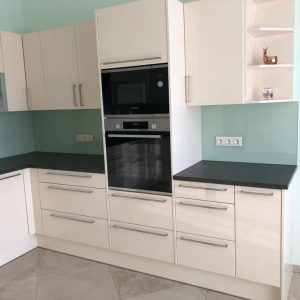 CAM VE MUTFAK ARKA DUVARLARI RAL'E GÖRE KAPLI